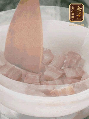 砂鍋內(nèi)咸肉微微煸出香味，再倒入開水。放排骨滾開后轉(zhuǎn)中小火篤30分鐘。（水盡量一次加足，以免中途加水沖淡鮮味。這一步是湯底濃白的關(guān)鍵）