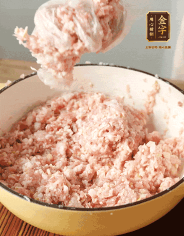 肉丁、咸肉丁、一丟丟鹽、料酒拌勻，反復(fù)摔打上勁。接著加入1兩蔥姜水，反復(fù)拌勻摔打上勁。前后共加3遍。3遍后筍丁，接著反復(fù)摔打上勁。最后加入1個蛋清、3茶匙生粉拌勻摔打上勁