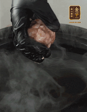 獅子頭摔打至圓潤牢固，等水煮開后，放獅子頭