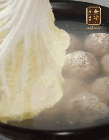 等獅子頭浮起來時再加白菜蓋。小火慢燉2小時