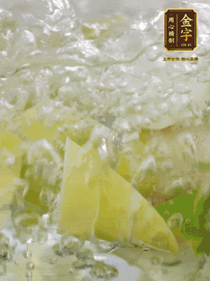 春筍沿著外皮豎著淺劃一刀，剝下外殼，切掉尾部的老根，切滾刀塊。簡單焯水去澀味。