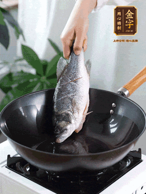 熱油，加1大勺豬油、姜片，再下鱸魚，煎至定型后翻面。（加點豬油，燉出的魚湯更容易變?yōu)榍逅哪贪咨?。?>
					</div>
					<span>步驟 3/6</span>
					<p>熱油，加1大勺豬油、姜片，再下鱸魚，煎至定型后翻面。（加點豬油，燉出的魚湯更容易變?yōu)榍逅哪贪咨?。?/p>
				</li><li>
					<div   id=