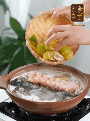 倒開水燉煮后轉移入砂鍋，淋料酒去腥、加少許鹽調味，再依次加咸肉、春筍燉煮15分鐘。