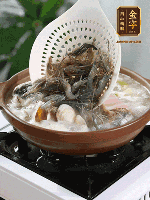 最后加一把蛤蜊、一把河蝦燜2分鐘，放一點白胡椒粉調味，撒上蔥花點綴！