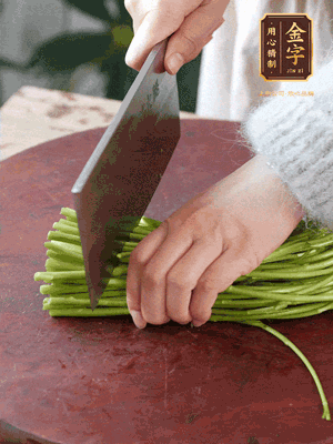 正嫩的藜蒿，掐頭去除根部，切小段