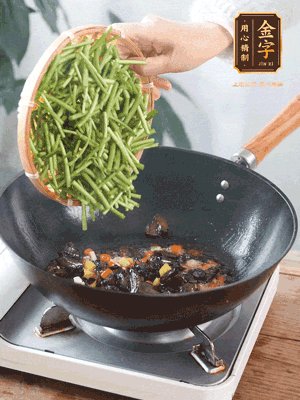 熱油煸香蒜末、姜粒、小米辣，再下臘肉煸炒出香味