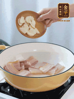 熱油下咸肉煸出香味，加蒜片、毛豆翻炒均勻