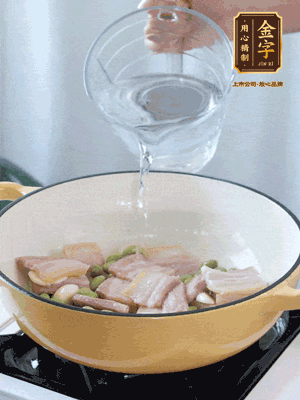 倒入熱水，加絲瓜、腐竹