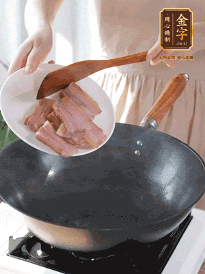 豬油熱鍋，下咸肉煸香，再下蔥姜提鮮