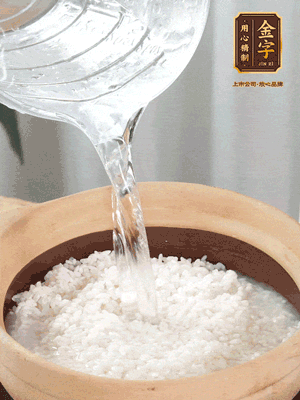 倒入浸泡30分鐘的米，中火煮開后轉(zhuǎn)小火。