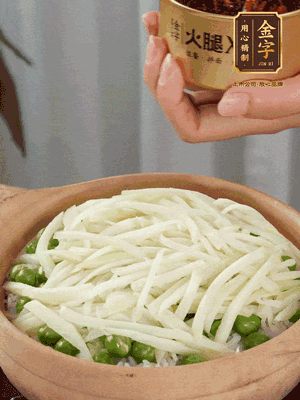 到水微干，放上豌豆、茭白絲。
