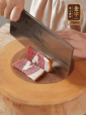 金字火腿切片，溫水浸泡5分鐘。