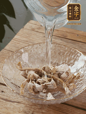 筍干提前泡發(fā)1晚切段，冬瓜去皮切塊。