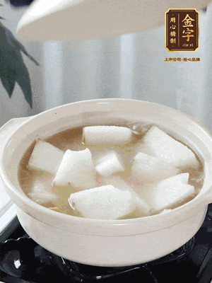 最后下冬瓜繼續(xù)燉煮10分鐘，撒上蔥花點綴。