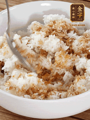 隔夜米飯加入生抽、芝麻油攪拌均勻