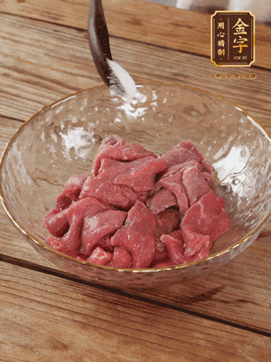 牛肉切丁，加黑胡椒海鹽、橄欖油腌10分鐘