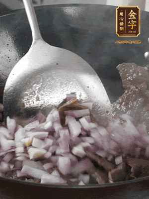 橄欖油熱鍋，牛肉丁炒至焦香狀態(tài)，下洋蔥丁翻炒出香味