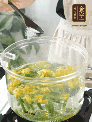 水開(kāi)后，加鹽、黃瓜花焯水30秒