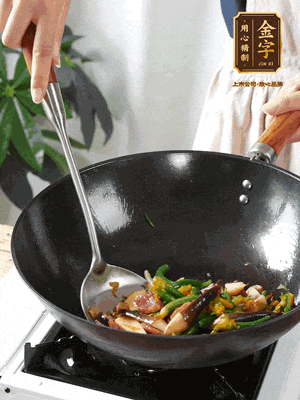 煸香蒜末，下香腸翻炒均勻，再依次下雞縱菌、黃瓜花