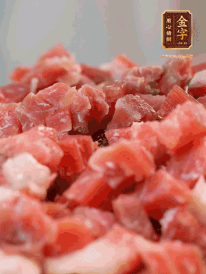 做月餅餡 火腿切成小丁，溫水浸泡5分鐘，上鍋蒸熟15-20分鐘，再將火腿丁、白砂糖、蜂蜜攪拌腌漬2小時
