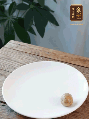 做水油皮、油酥 將油皮材料放入料盆中，加100ml水攪拌成雪花片狀。在案板上反復揉搓成有一定筋度的光潔面團，搓成14個團子。
