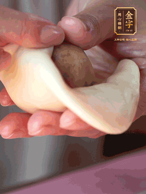 包月餅 面劑兩頭向中間捏緊， 光滑一面向下