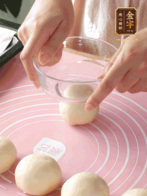 按扁后搟成圓形面皮。餡料放在面皮中心，把餡料包緊，捏緊收口