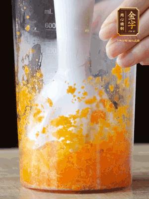 加玉米油、水怡、水揉搓成細(xì)膩的面團(tuán)。松弛半小時(shí)后，分成37g一個(gè)