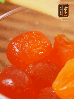 咸蛋黃噴白酒，170℃烤10分鐘。打碎過篩