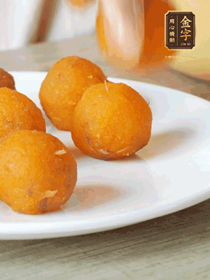 融化的黃油、芝士粉攪勻，加糖粉、蛋液、淡奶油、咸蛋黃攪勻，再加入玉米淀粉、奶粉拌勻，用不粘鍋炒至抱團(tuán)