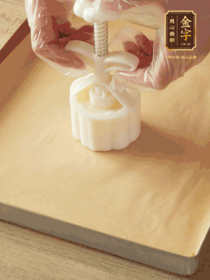 取一個(gè)面團(tuán)，捏扁，中間厚，四周薄?；⒖谕贤疲钡绞湛?，把餅胚放入模具里，壓2-3下