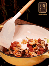 蔥白、干香菇、蝦米、香腸片略微翻炒才出香味，然后倒入料汁（生抽3勺、蠔油2勺、胡椒粉少許）、大米拌勻