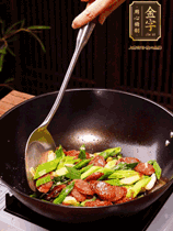 油熱下香腸炒至兩面微焦，下姜蒜、干辣椒、小米椒碎爆香