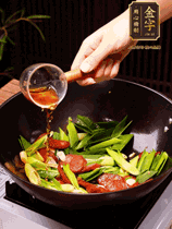 下蒜苗炒軟，沿鍋邊烹入一勺料酒，加醬油、蠔油、白糖調(diào)味炒勻