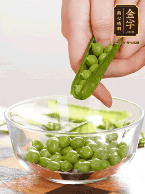 處理食材，藕切片，豌豆剝殼，菱角剝殼， 依次焯水