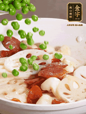 熱油下鍋，爆香香腸