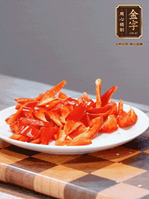 藕帶洗凈，斜切成小段備用、姜切絲、蒜切片、辣椒斜切，再切少許蒜