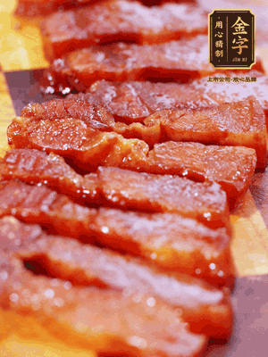 金字醬油肉煮熟，切片