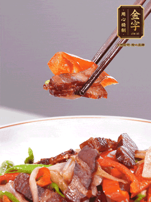 下藕帶、青紅辣椒翻炒均勻