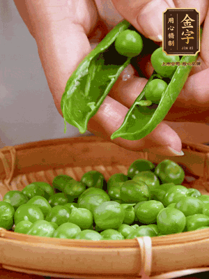 甜豆去殼，剝出甜豆米。百合小心剝成片。
