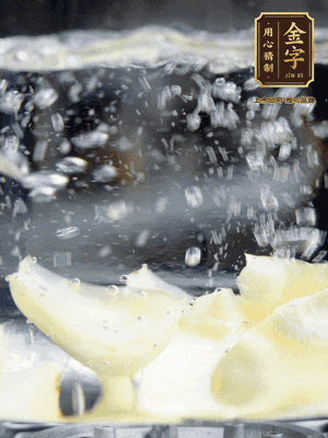 燒開(kāi)一鍋水，甜豆米、百合燙10秒