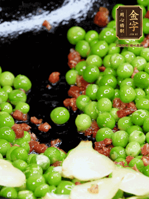 鍋內(nèi)少許油，下火腿煸香，再下甜豆米、百合翻炒，少許鹽、一點(diǎn)水煮到收干