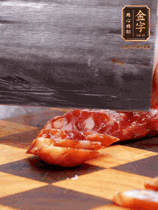 處理食材：香腸切片，土豆切塊、胡蘿卜切丁、豆角切段