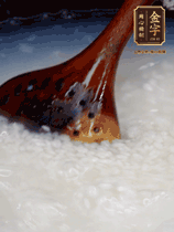 大米淘洗干凈，水開放入大米，煮3分鐘，煮到用手可以掐斷大米，撈出瀝干備用