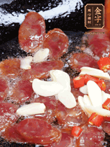 香腸煸香，加大蒜、小米辣增加香味