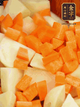 加土豆、胡蘿卜翻炒，隨后加入豆角、1勺鹽、1勺生抽、1勺蠔油、半勺老抽煸炒均勻