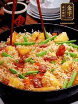 加水，沒過大部分食材。把瀝干水分的米飯均勻地鋪在上面，筷子戳幾個(gè)洞