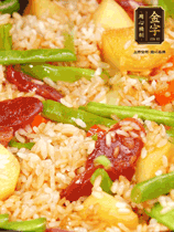 轉(zhuǎn)小火蓋上蓋子燜至水分收干，大概10分鐘