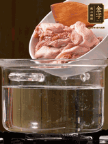 麻鴨切塊，冷水下鍋，加蔥姜、料酒焯水。撈出溫水洗凈