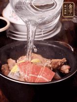 所有食材放入電飯鍋，加2勺料酒，足量的開水，按煲湯鍵煮湯